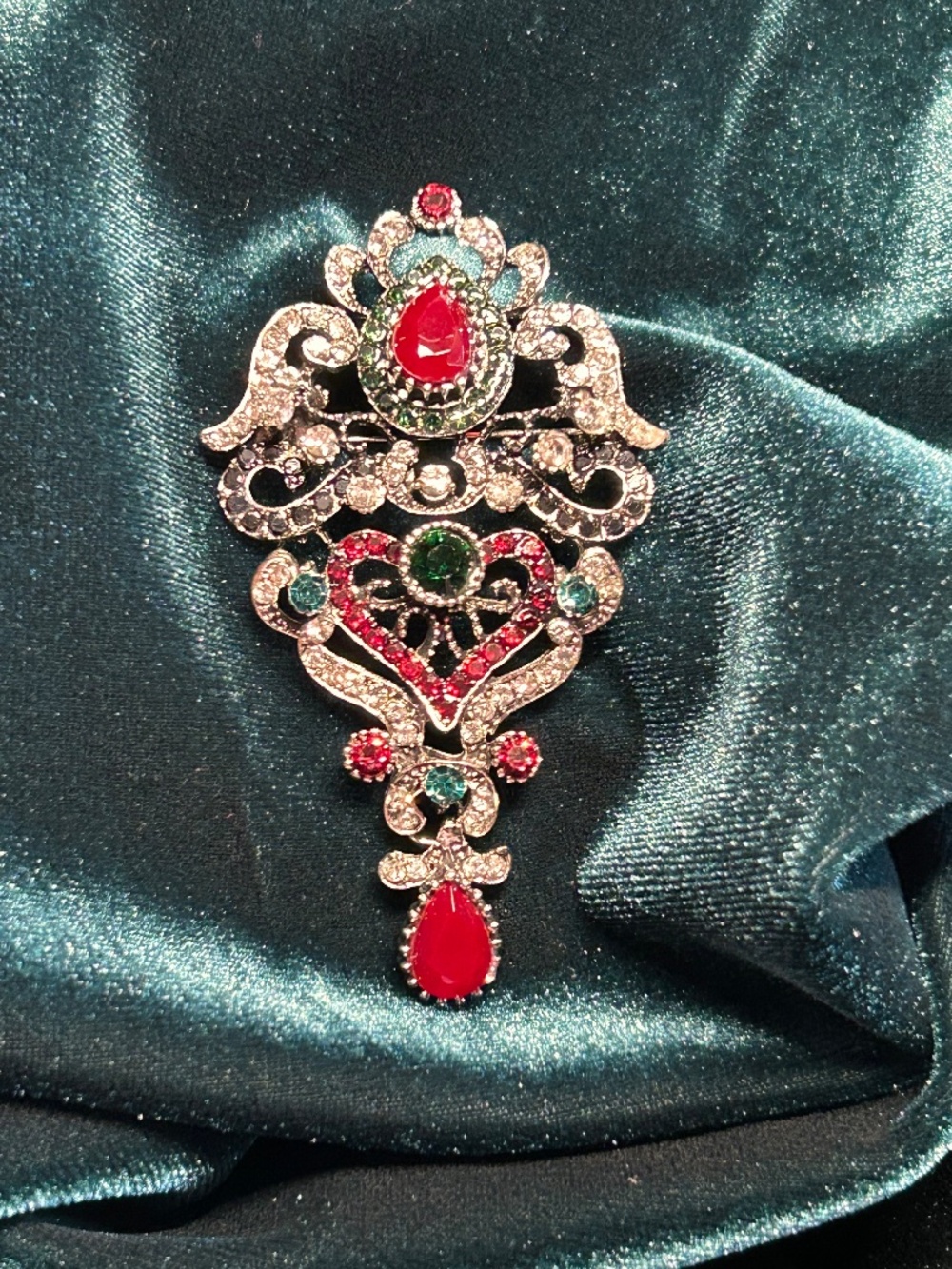 Victorian flex beautiful brooch. Great detail to add to a dress, coat, gowns